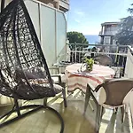 Alishome, Apartment