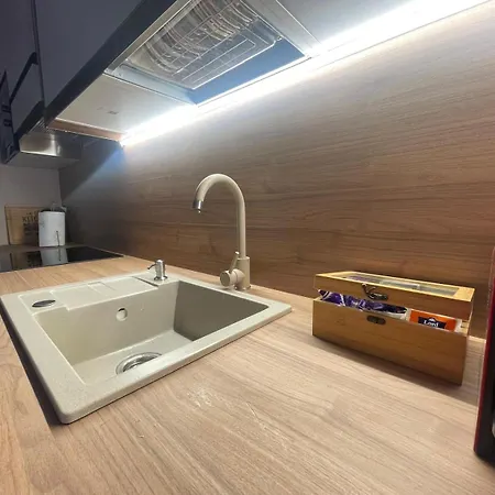 Alishome, Apartment *